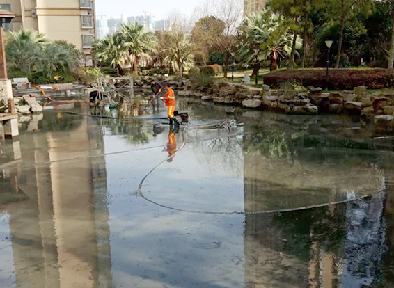 红旗景观池淤泥清理