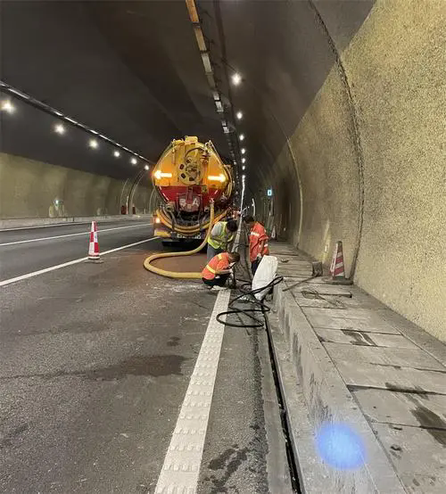 红旗隧道排水渠清淤